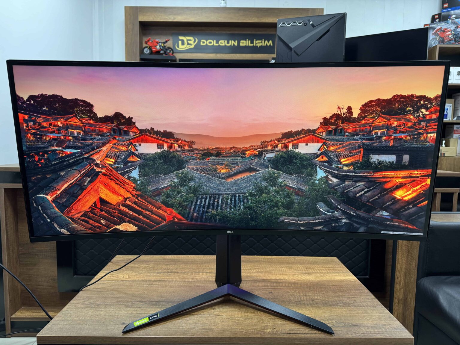LG UltraGear 37,5" 38GN950 1ms 144Hz WQHD+ Nano IPS HDR600 Curved G-SYNC Gaming Monitör (İKİNCİ EL) - Görsel 2