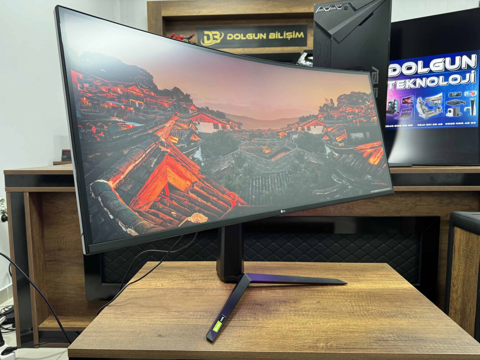 LG UltraGear 37,5" 38GN950 1ms 144Hz WQHD+ Nano IPS HDR600 Curved G-SYNC Gaming Monitör (İKİNCİ EL) - Görsel 3