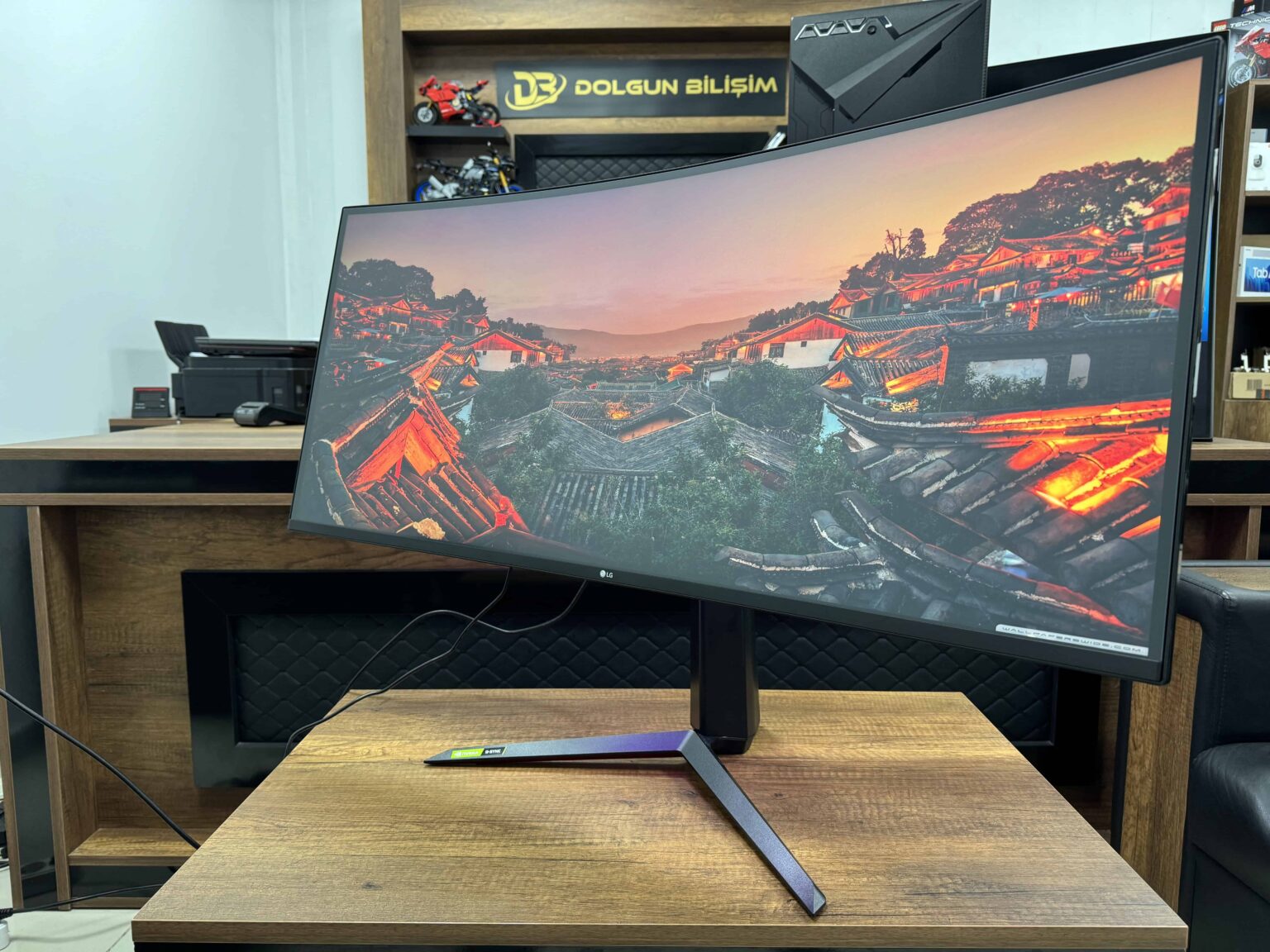 LG UltraGear 37,5" 38GN950 1ms 144Hz WQHD+ Nano IPS HDR600 Curved G-SYNC Gaming Monitör (İKİNCİ EL) - Görsel 4