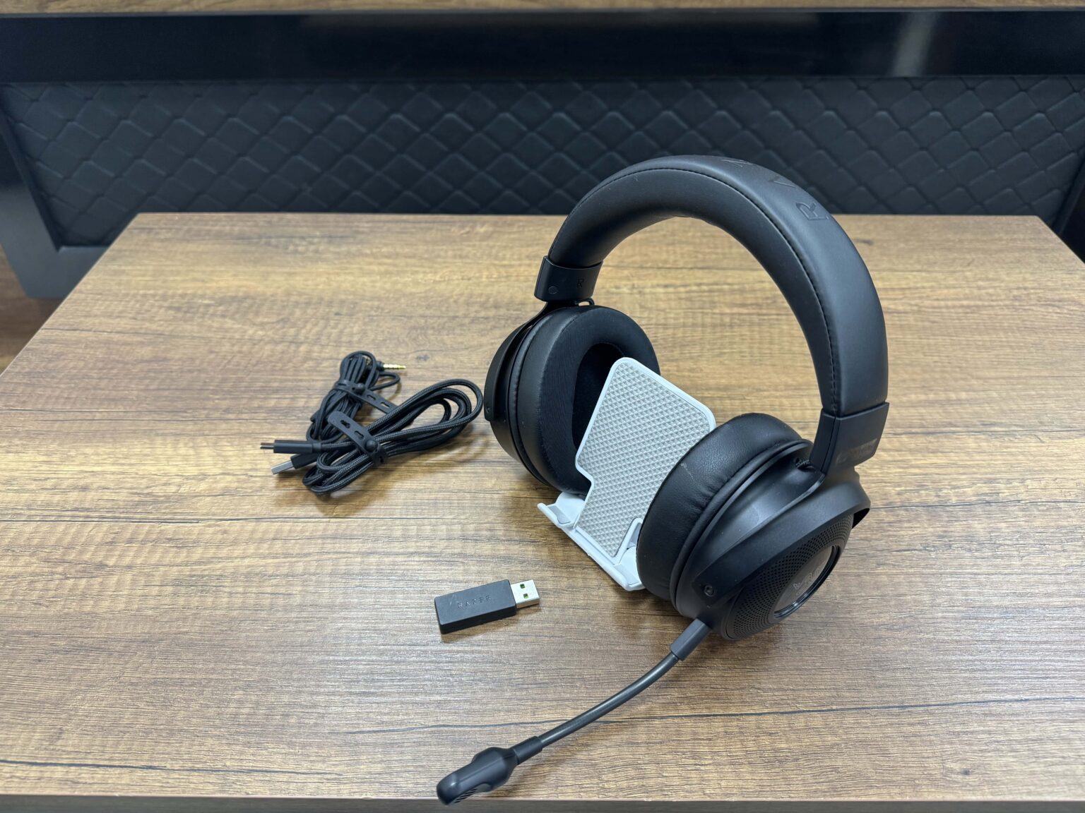 Razer Kraken V3 Pro Kablosuz Mikrofonlu Kulak Üstü Oyuncu Kulaklığı (İKİNCİ EL) - Görsel 3