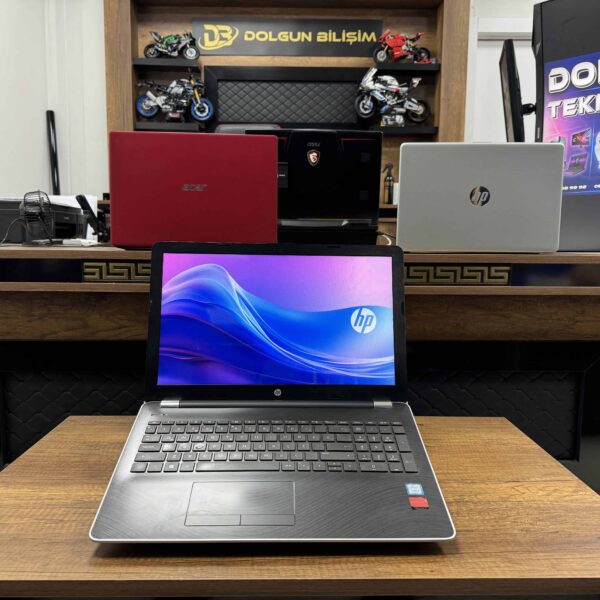 HP 15-BS107NT Intel Core i5 8250U 16GB RAM 240GB SSD R5 M330 2GB 15.6" HD 2PM33EA (İKİNCİ EL)