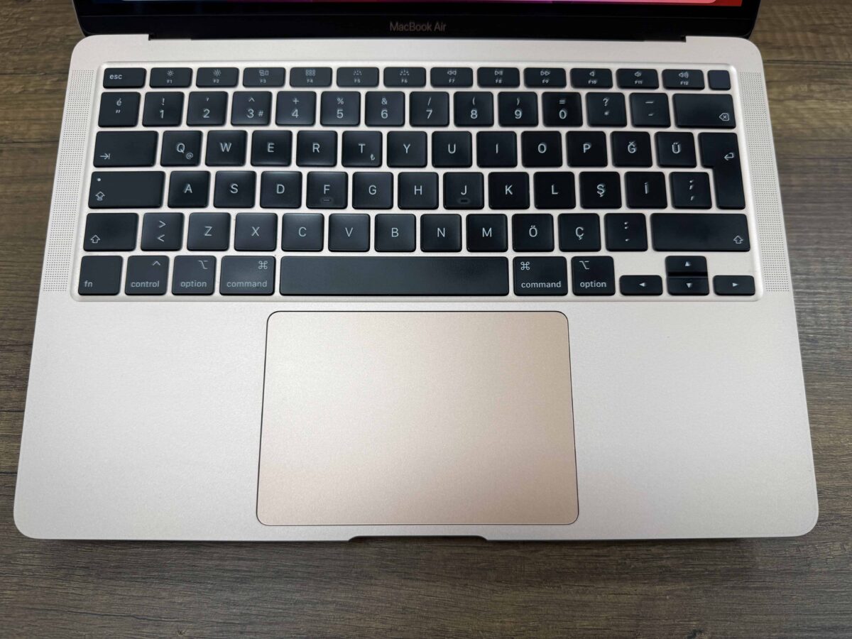 Apple MacBook Air 2020 i5 8GB RAM 256GB SSD 13" QHD+ (İKİNCİ EL) - Görsel 2