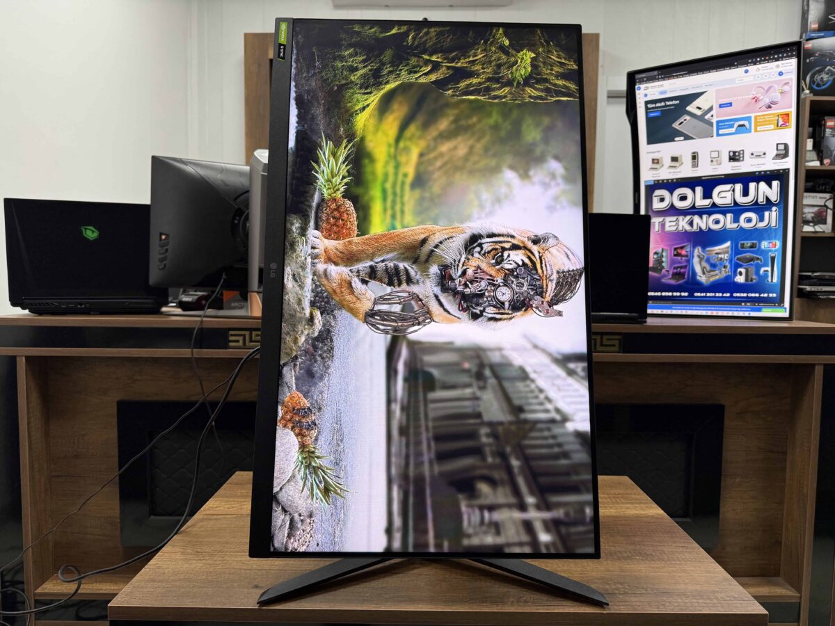 LG UltraGear 32GP750-B 31.5" 165Hz 1ms WQHD IPS Pivot Gaming Monitör (İKİNCİ EL) - Görsel 2