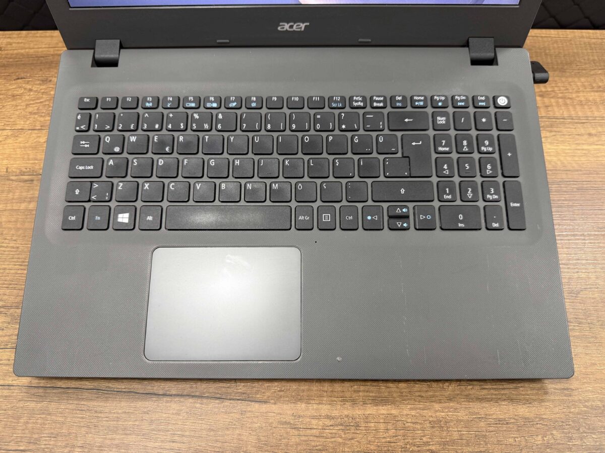 Acer Aspire E5-573G-56E5 Intel Core i5 5200U 4GB RAM 240GB SSD 820M 15.6" HD NX.MVMEY.005 (İKİNCİ EL) - Görsel 2