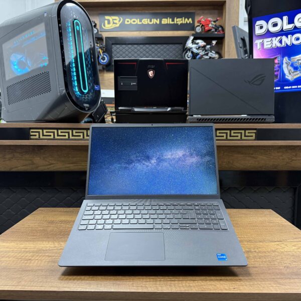 Dell Vostro 3520 Intel Core i5 1235U 8GB RAM 512GB SSD 15.6" FHD (İKİNCİ EL)