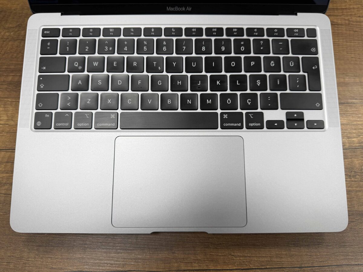 Apple MacBook Air M1 8GB 256GB SSD macOS 13.3" QHD+ Uzay Grisi MGN63TU/A (İKİNCİ EL) - Görsel 2