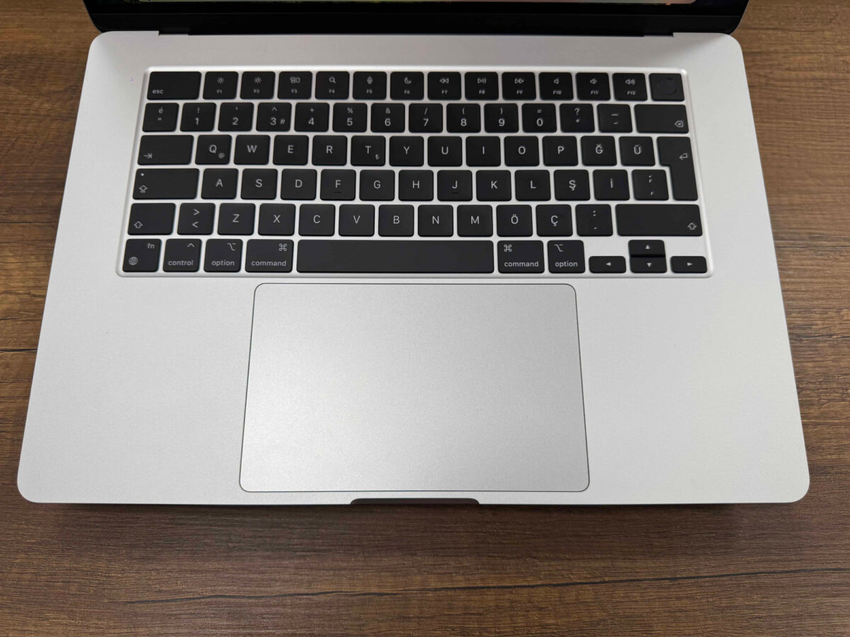 Apple MacBook Air M3 16GB RAM 512GB SSD macOS 15” QHD+ Gümüş MXD23TU/A (İKİNCİ EL) - Görsel 2