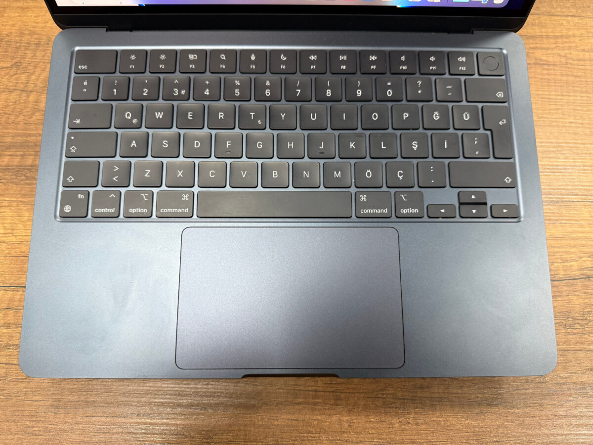 Apple MacBook Air M2 8GB RAM 256GB SSD 13.6” Gece Yarısı MLY33TU/A (İKİNCİ EL) - Görsel 2