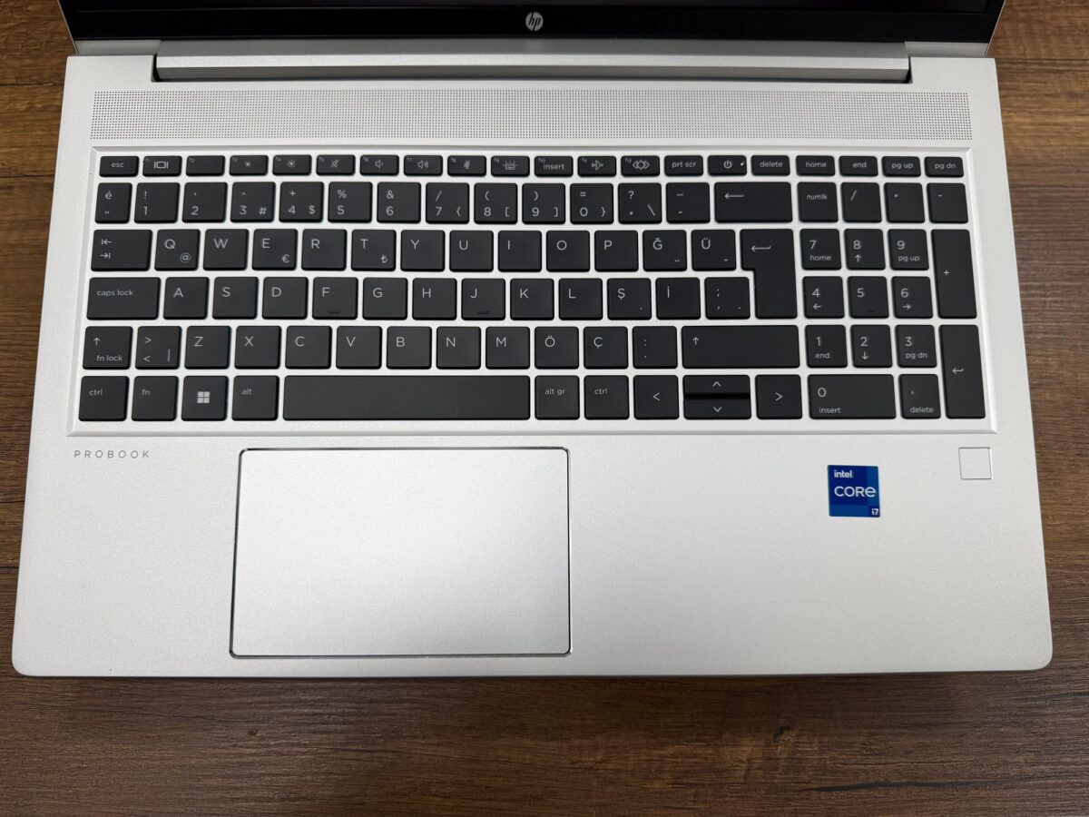 HP ProBook 450 G10 Intel Core i7 1355U 16GB RAM 512GB SSD Iris Xe 15.6” FHD 8A560EA (İKİNCİ EL) - Görsel 2