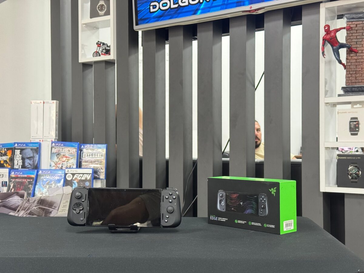 Razer Edge Gaming Tablet ve Kishi V2 Pro Kontrolcü - Görsel 3