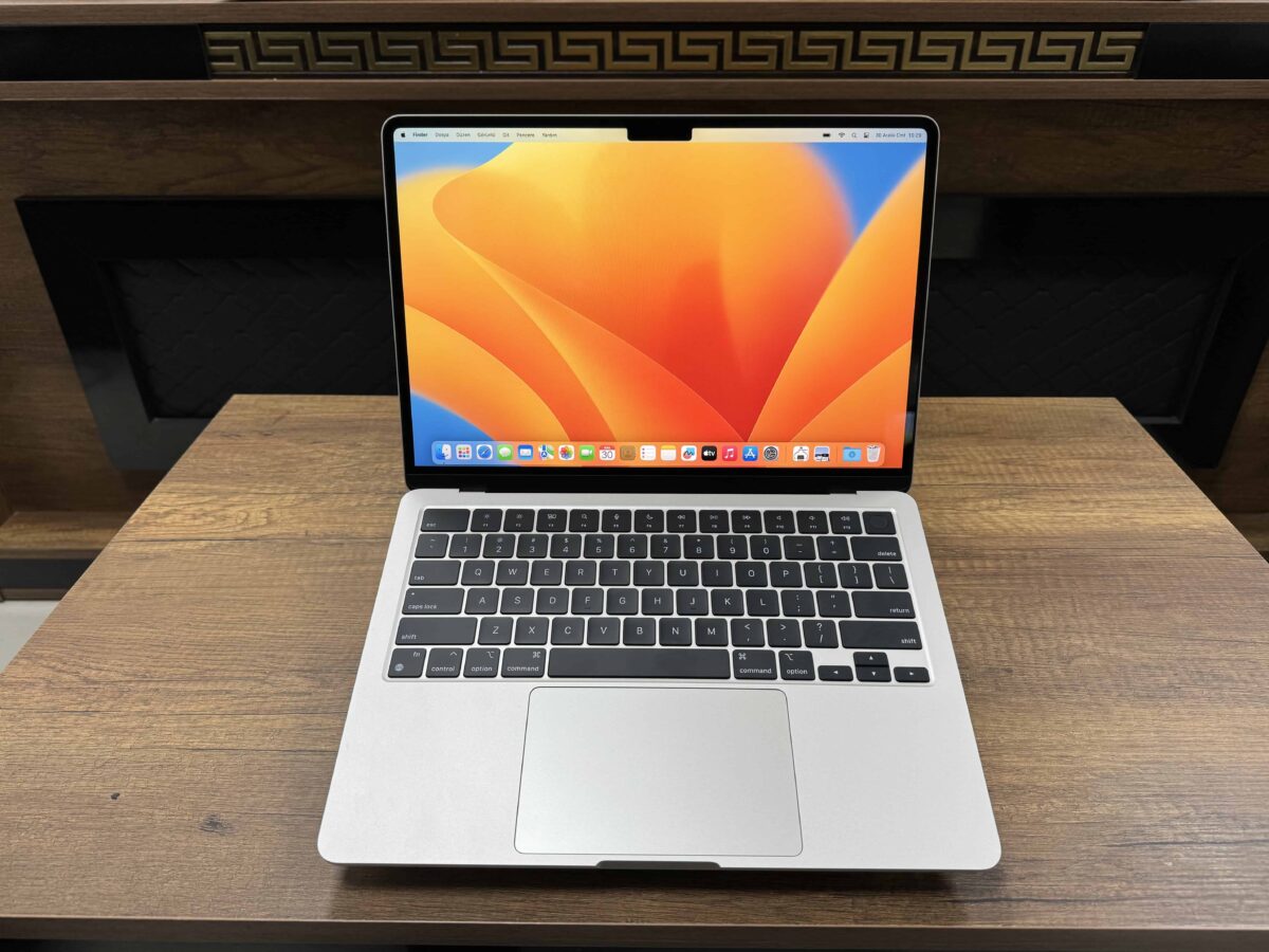 Apple MacBook Air M2 8GB RAM 256GB SSD 13.6” Yıldız Işığı (İKİNCİ EL) - Görsel 2