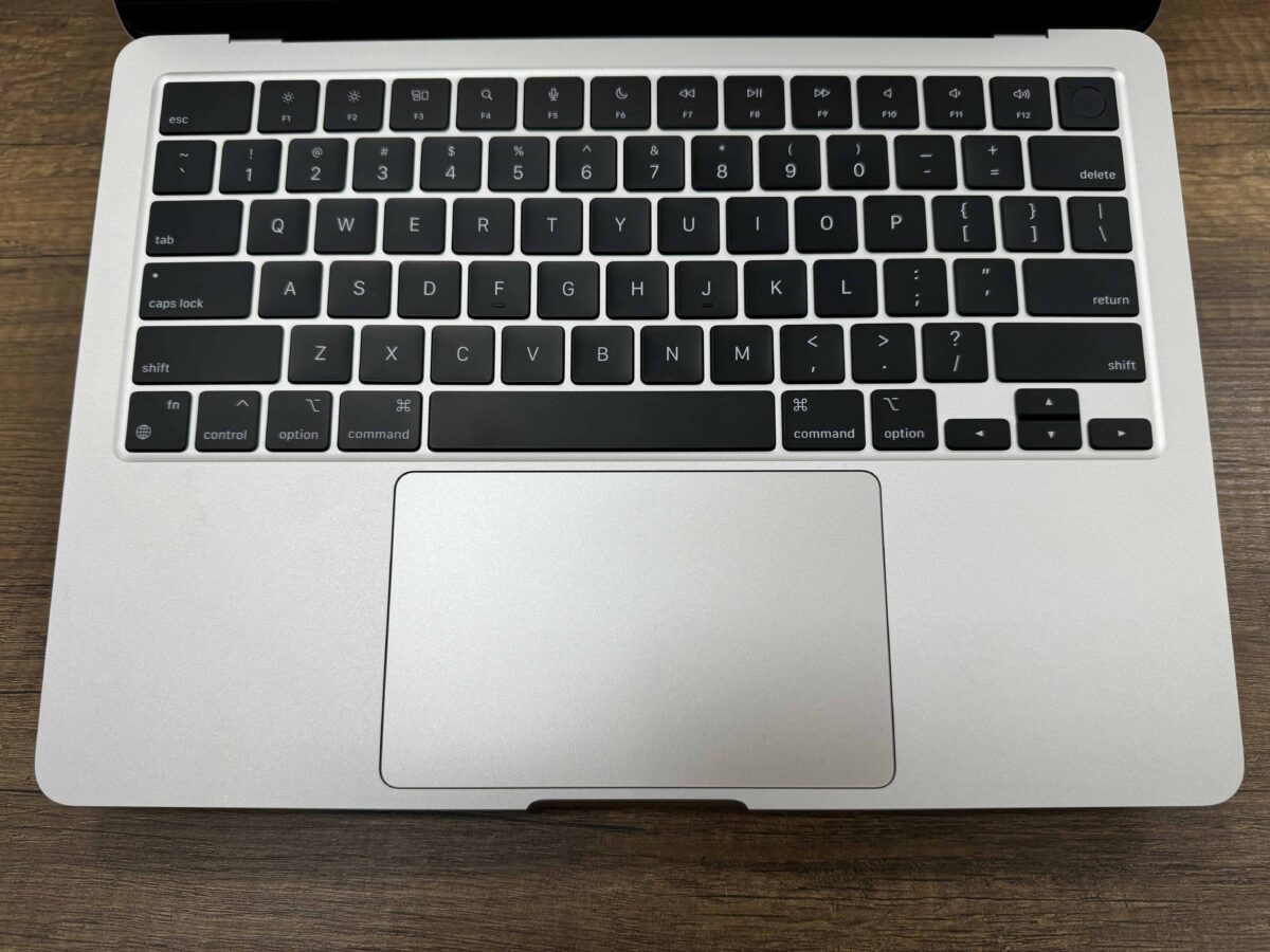 Apple MacBook Air M2 8GB RAM 256GB SSD 13.6” Yıldız Işığı (İKİNCİ EL) - Görsel 3