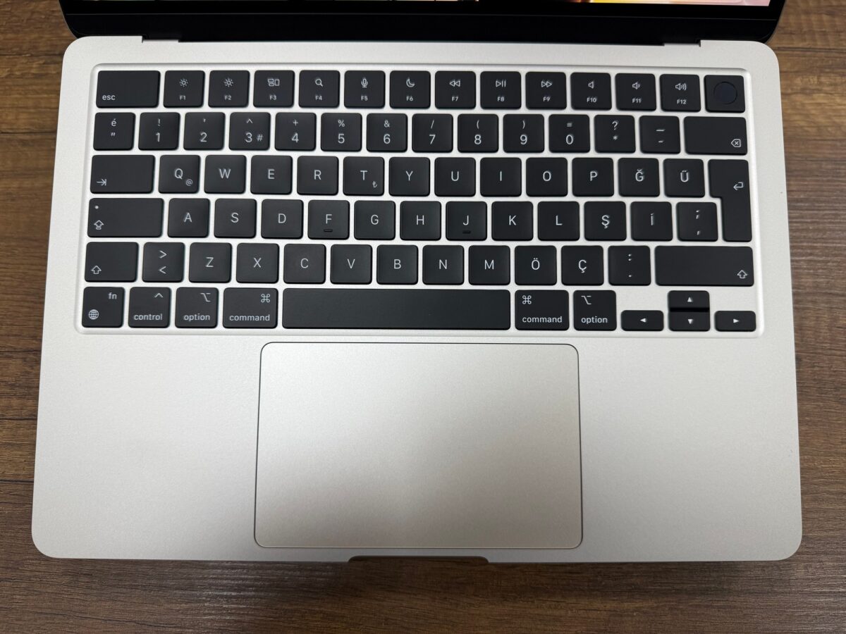 Apple MacBook Air M2 16GB RAM 256GB SSD 13.6” Yıldız Işığı MC7W4TU/A (İKİNCİ EL) - Görsel 2