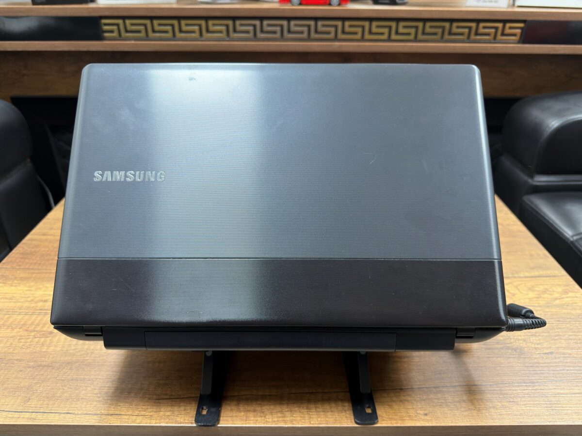 Samsung NP300E5C-A09TR Intel Core i3 3110M 4GB RAM 120GB SSD 15.6” HD (İKİNCİ EL) - Görsel 3
