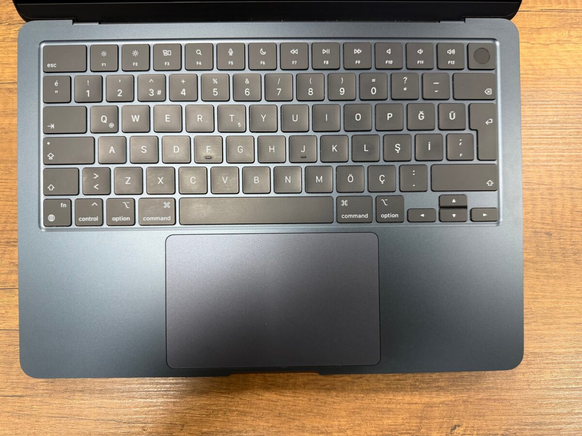 Apple MacBook Air M3 16GB RAM 256GB SSD 13.6” Gece Yarısı MC8K4TU/A - Görsel 2