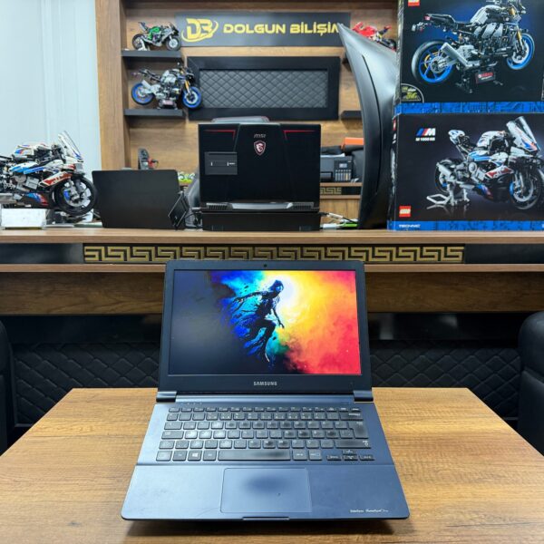 Samsung NP905S3G Quad Core 4Gb 120Ssd 14" Dizüstü Bilgisayar (İKİNCİ EL)