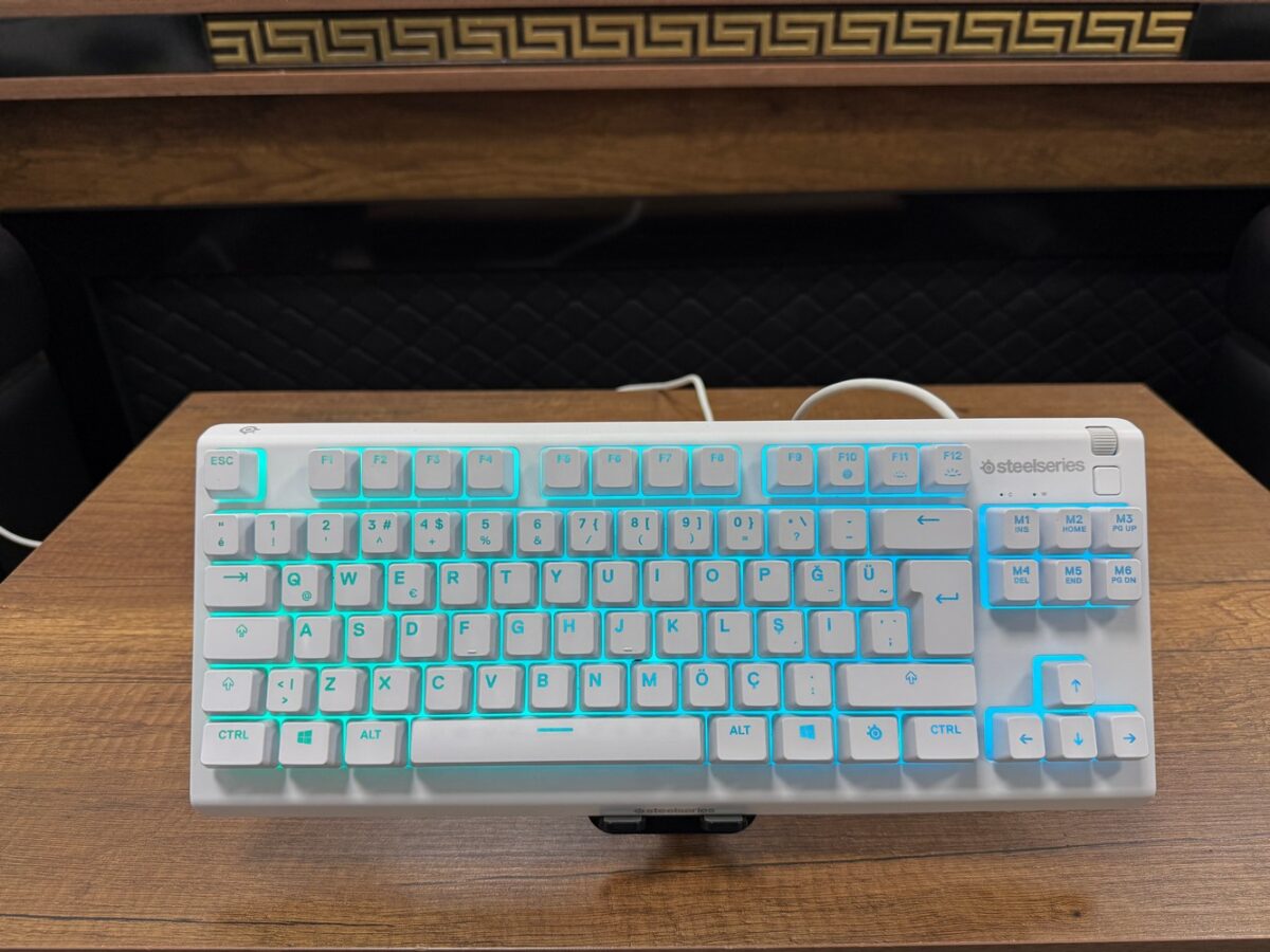 SteelSeries Apex 3 TKL Beyaz RGB Oyuncu Klavyesi (İKİNCİ EL) - Görsel 2
