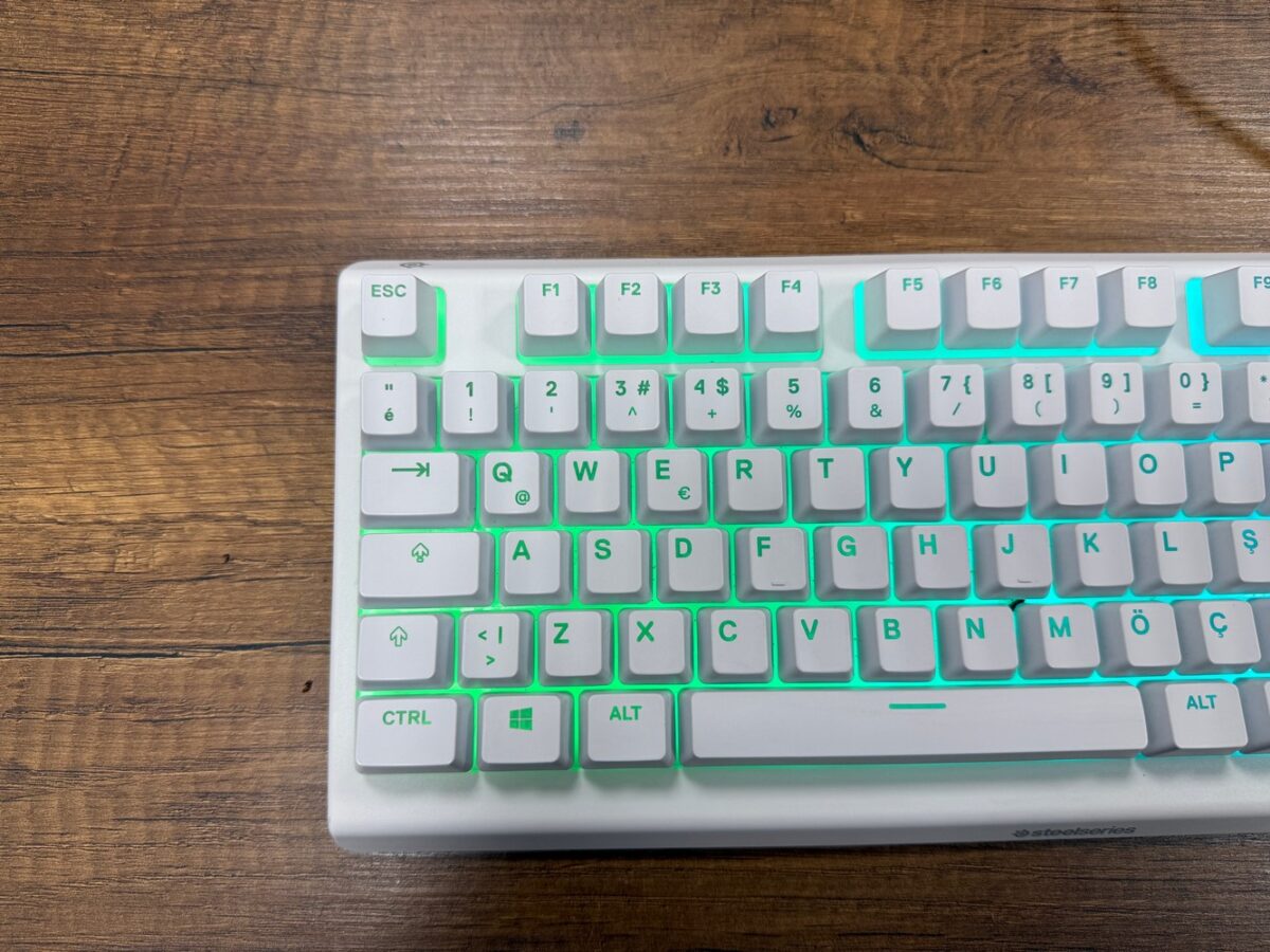 SteelSeries Apex 3 TKL Beyaz RGB Oyuncu Klavyesi (İKİNCİ EL) - Görsel 3