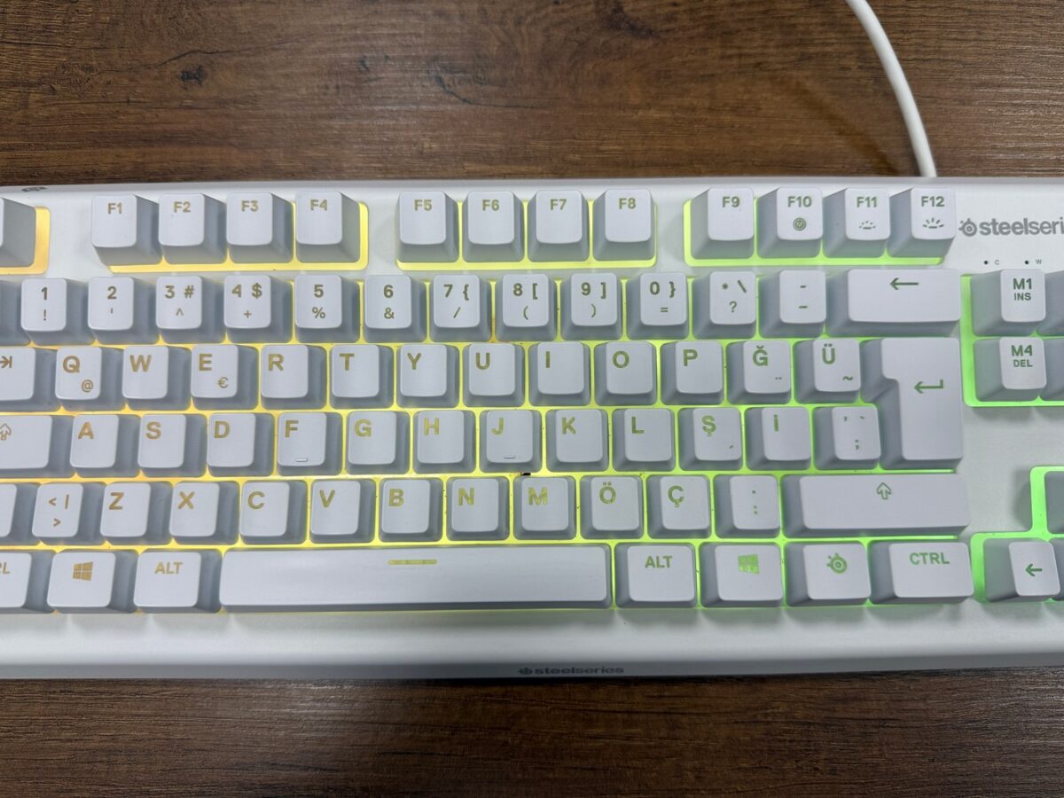 SteelSeries Apex 3 TKL Beyaz RGB Oyuncu Klavyesi (İKİNCİ EL) - Görsel 4