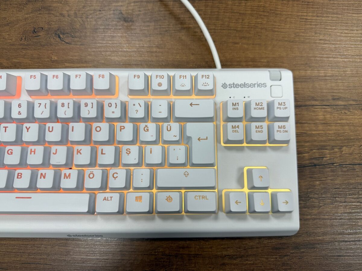 SteelSeries Apex 3 TKL Beyaz RGB Oyuncu Klavyesi (İKİNCİ EL) - Görsel 5