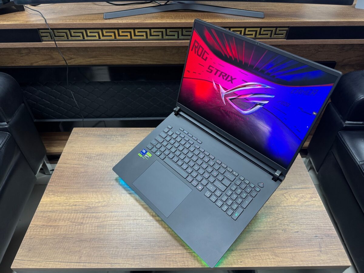 Asus ROG Strix Scar 18 G835LX-SA152W Ultra 9 275HX 64GB 4TB RTX5090 18” Dizüstü Bilgisayar (İKİNCİ EL) - Görsel 4