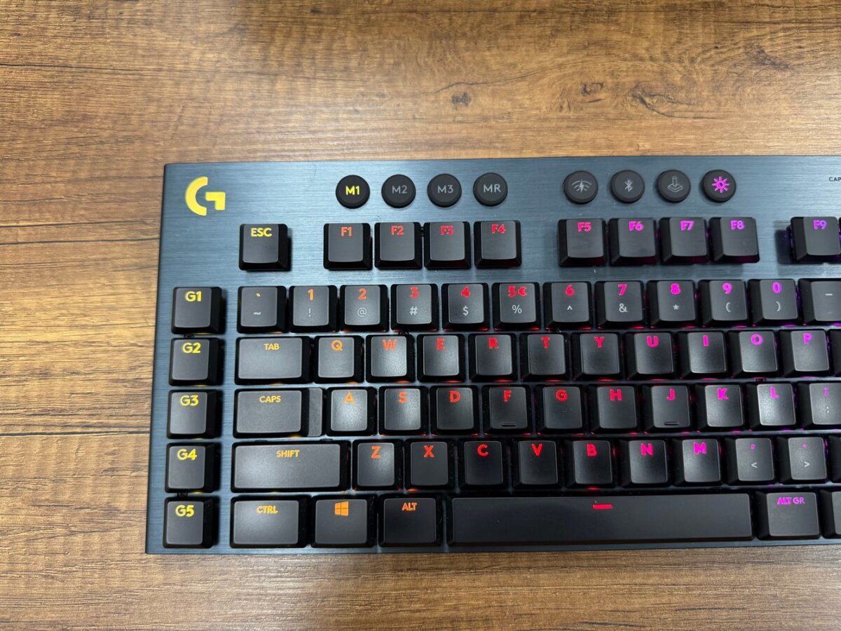 Logitech G915 RGB Clicky Switch Kablolu / Kablosuz Mekanik Oyuncu Klavyesi (İKİNCİ EL) - Görsel 3