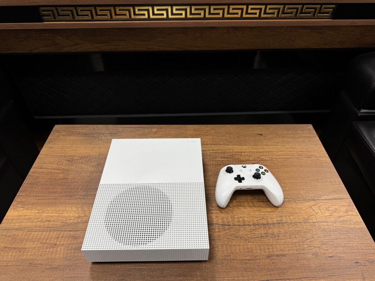 Microsoft Xbox One S Dijital Sürüm Tek Kol Oyun Konsolu (İKİNCİ EL) - Görsel 3