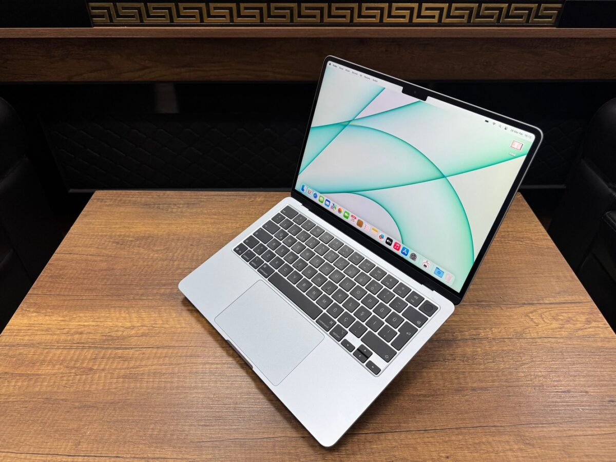 MacBook Air M4 16GB 256 GB SSD 13.6" MC6T4TU/A Gök Mavisi Bilgisayar (İKİNCİ EL) - Görsel 3