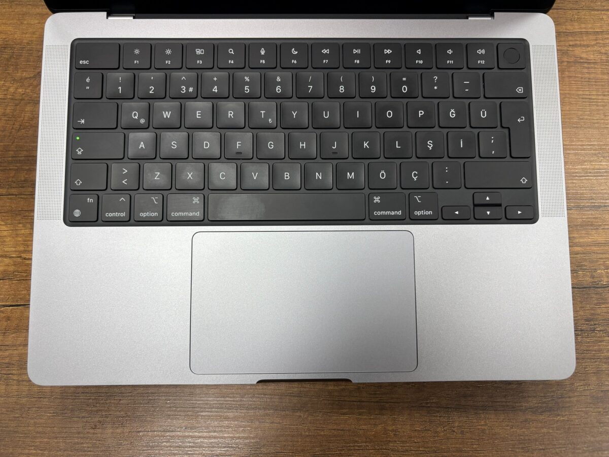 Apple MacBook Pro M3 16GB RAM 512GB SSD 14” Z1C8000K7 Uzay Grisi Notebook (İKİNCİ EL) - Görsel 2