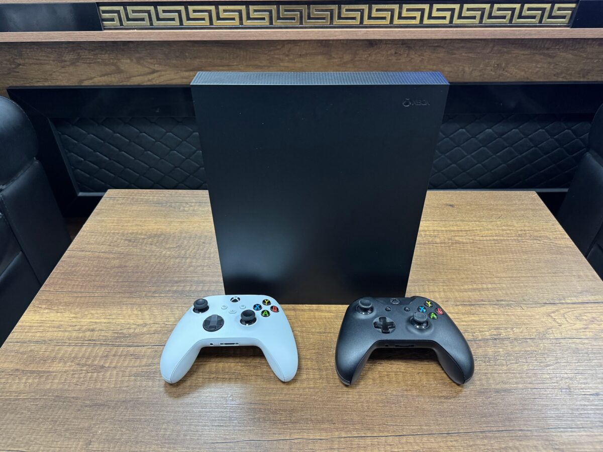 Microsoft Xbox One X Çift Kol Oyun Konsolu (İKİNCİ EL) - Görsel 2