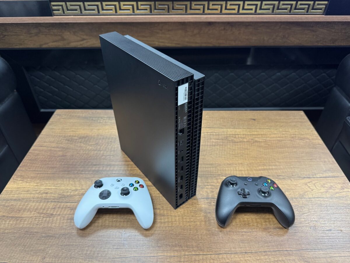Microsoft Xbox One X Çift Kol Oyun Konsolu (İKİNCİ EL) - Görsel 4