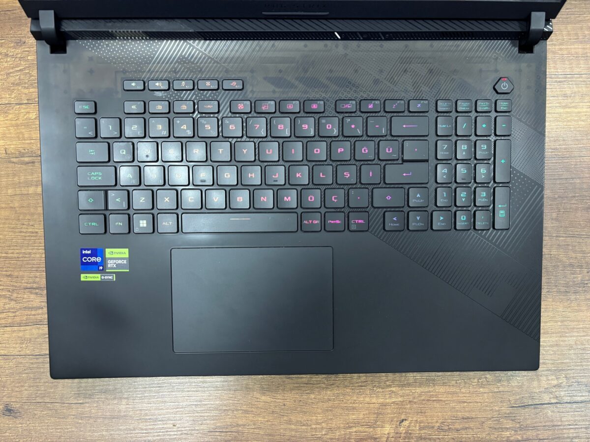 Asus ROG Strix Scar 18 G834JYR-R6019W i9-14900HX 32GB 2TB RTX4090 18" WQXGA Oyuncu Notebook (İKİNCİ EL) - Görsel 2