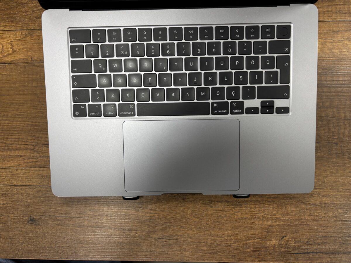 MacBook Air M3 8GB RAM 512GB SSD 15.3" MRYN3TU/A Uzay Grisi Dizüstü Bilgisayar (İKİNCİ EL) - Görsel 2