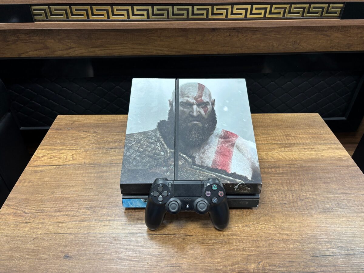 Sony PlayStation 4 Fat Kasa God Of War Kaplamalı Tek Kol 500GB Oyun Konsolu (İKİNCİ EL) - Görsel 2