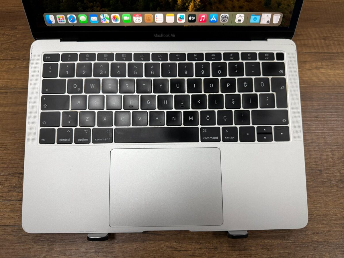 Apple MacBook Air 2019 İ5 8GB RAM 256GB SSD Gümüş Notebook (İKİNCİ EL) - Görsel 2