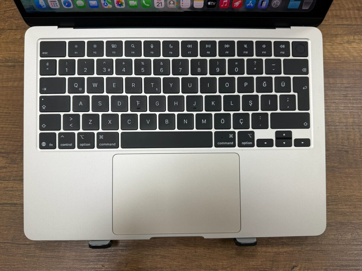 Apple Macbook Air M4 16GB RAM 256GB SSD 13.6" Yıldız Işığı MW0Y3TU/A Notebook (İKİNCİ EL) - Görsel 2