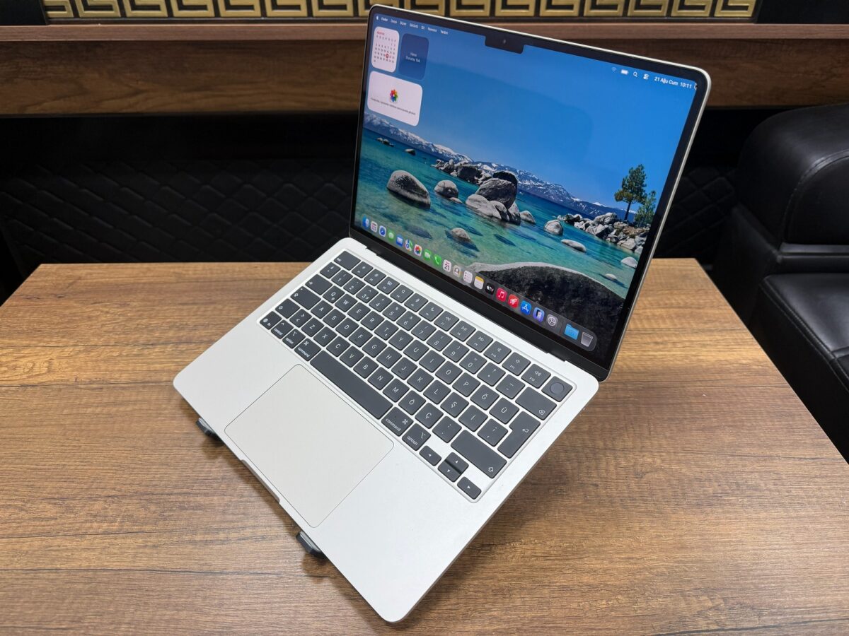 Apple Macbook Air M4 16GB RAM 256GB SSD 13.6" Yıldız Işığı MW0Y3TU/A Notebook (İKİNCİ EL) - Görsel 3