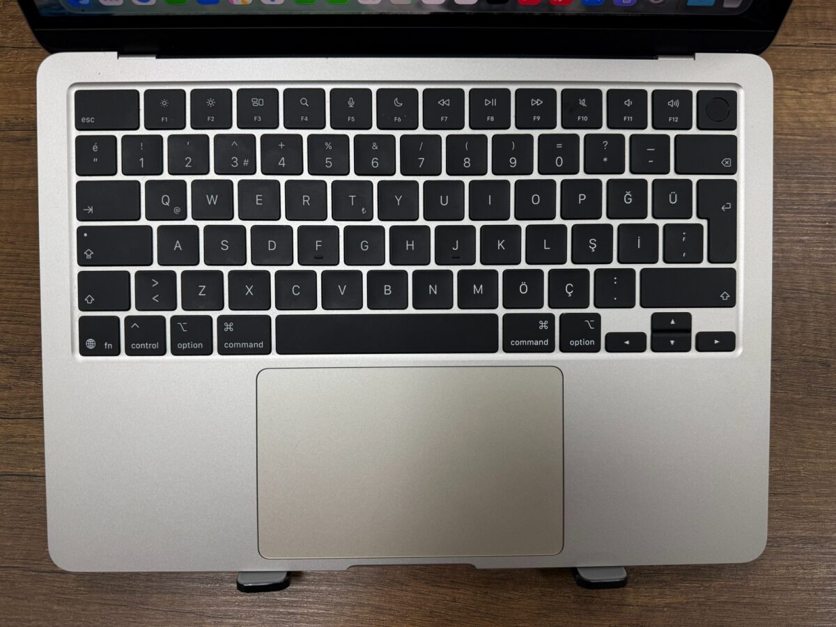 Apple MacBook Air M5 16GB 512GB 13.6" MDHA4TU/A Notebook (İKİNCİ EL) - Görsel 2