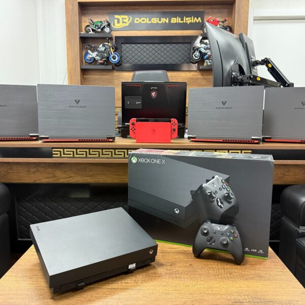 Microsoft Xbox One X Tek Kol 9. Nesil Kutulu Oyun Konsolu (İKİNCİ EL)