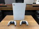 Sony PlayStation 5 Standart CD'li Çift Kol Çantalı Oyun Konsolu (İKİNCİ EL) - Görsel 2