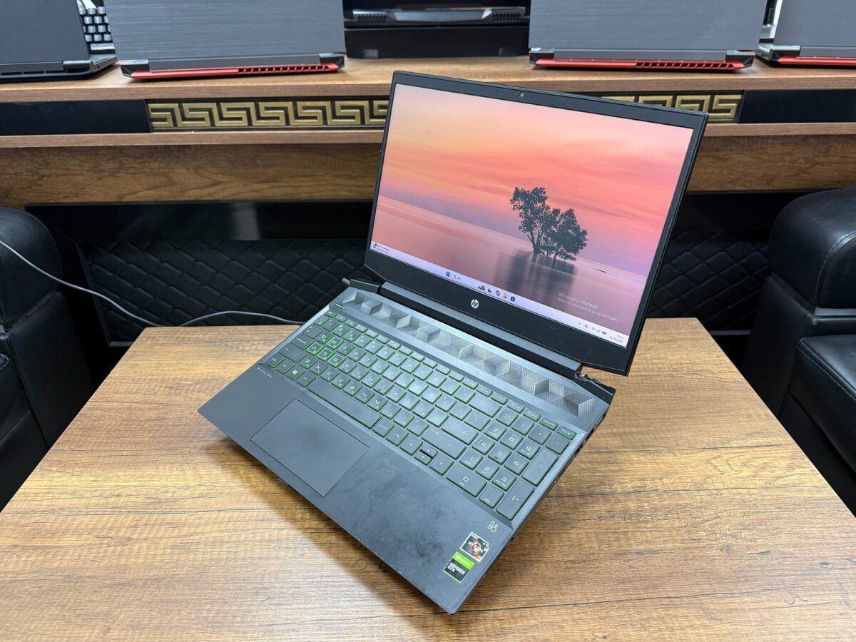 HP Pavilion Gaming 15-EC0037UR AMD Ryzen 7 3750H 16GB RAM 256GB SSD GTX1650 15.6" FHD Gaming Notebook (İKİNCİ EL) - Görsel 3