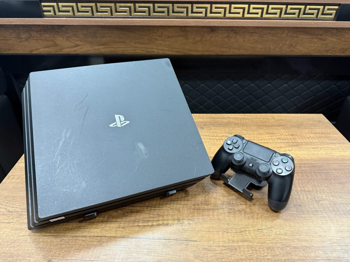 Sony PlayStation 4 Pro Tek Kol 1TB CUH-7016B Oyun Konsolu (İKİNCİ EL) - Görsel 2