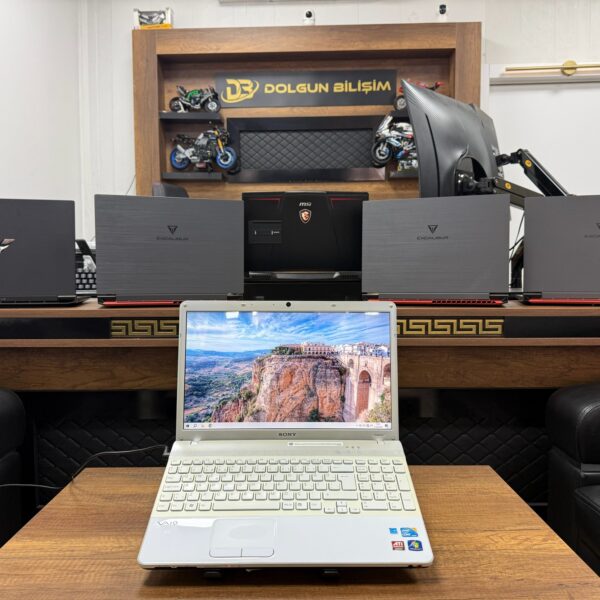 Sony VAIO VPCEB2M1E Intel Core i3-350M 4GB RAM 240GB SSD Notebook (İKİNCİ EL)