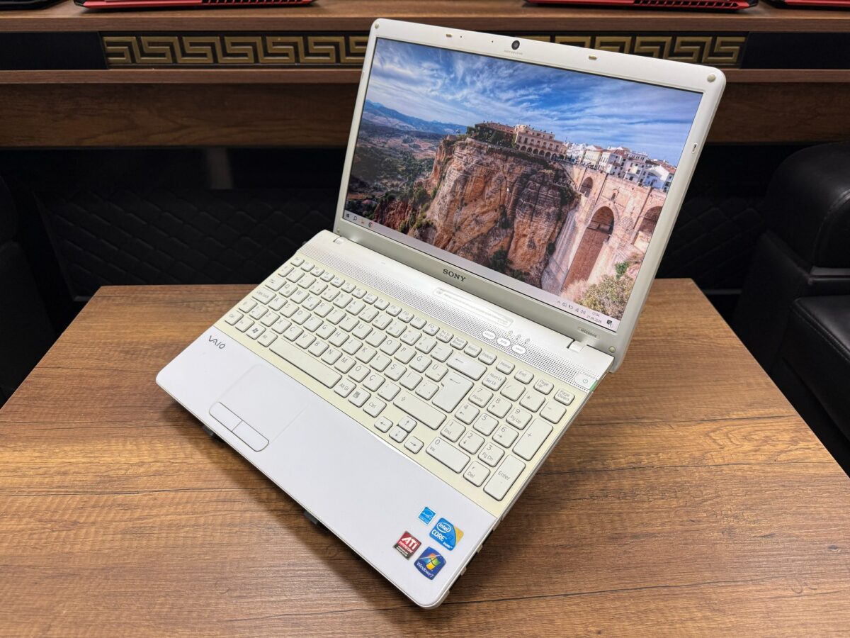 Sony VAIO VPCEB2M1E Intel Core i3-350M 4GB RAM 240GB SSD Notebook (İKİNCİ EL) - Görsel 3