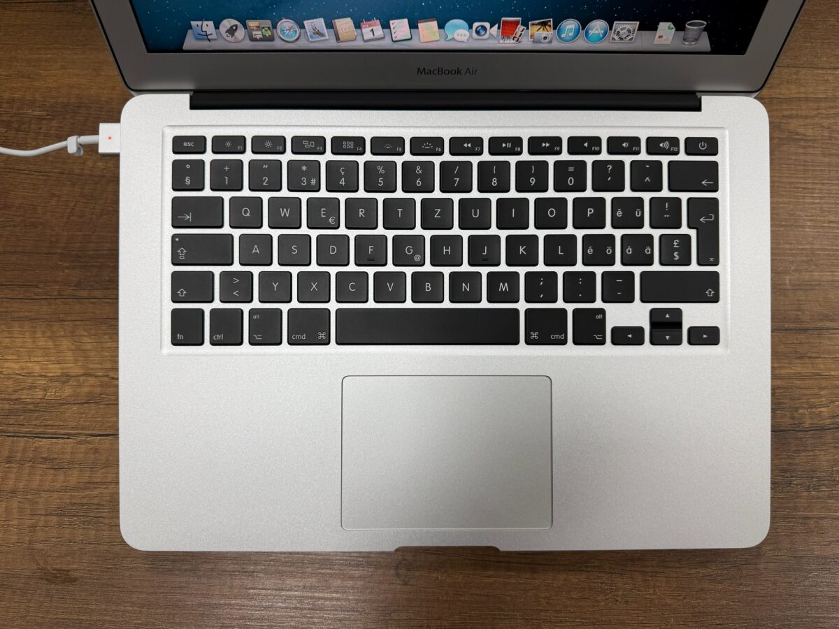 Apple MacBook Air 2013 i5 4GB RAM 256GB SSD A1466 Notebook (AÇIK KUTU SIFIR) - Görsel 2