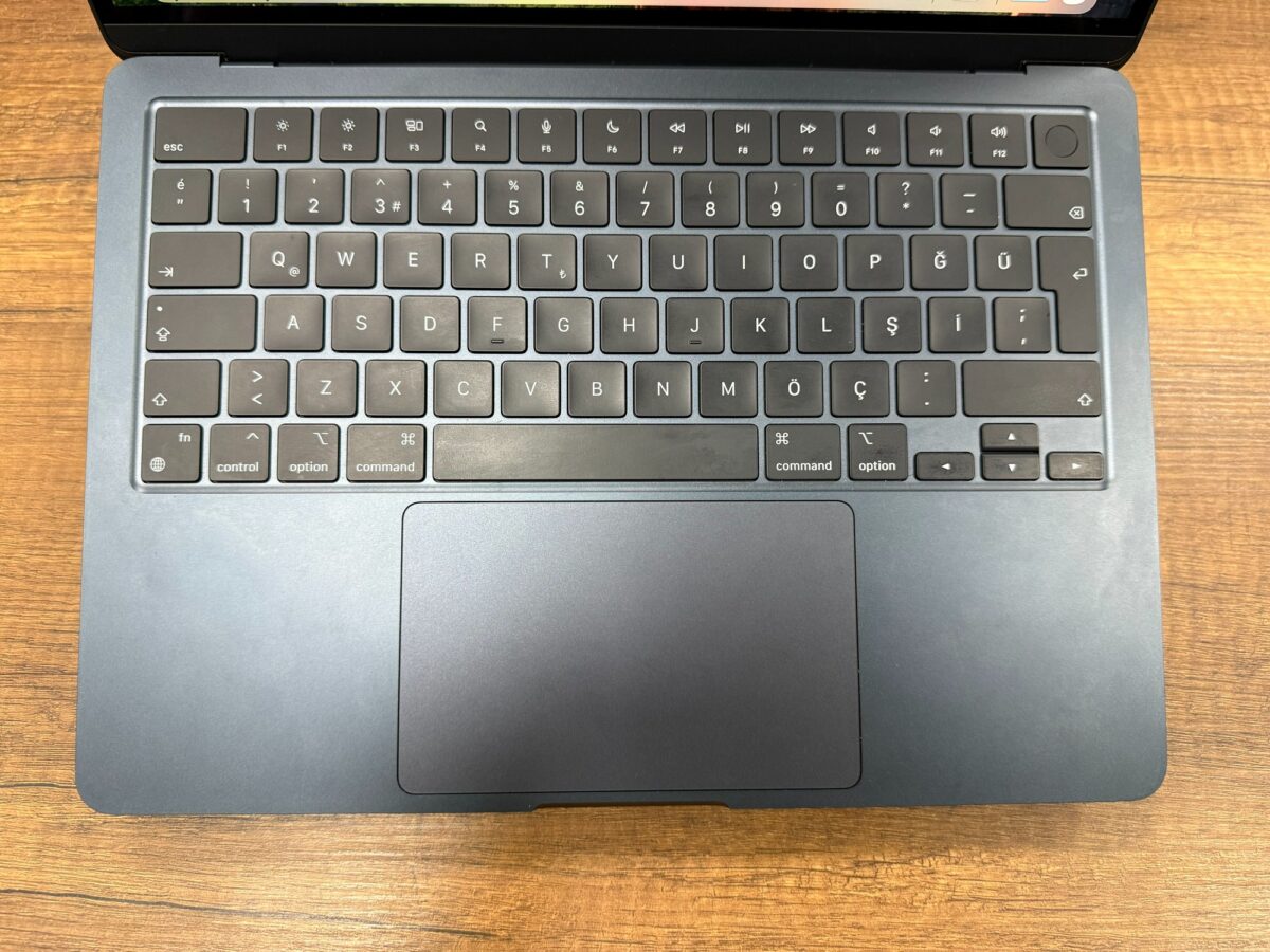 Apple MacBook Air M2 16GB RAM 256GB SSD 13.6" MC7X4TU/A Gece Yarısı Notebook (İKİNCİ EL) - Görsel 2
