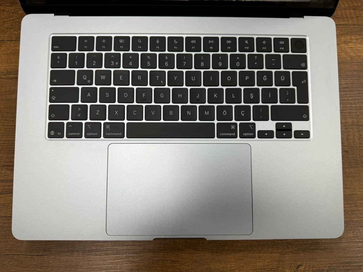 Apple MacBook Air M4 16GB RAM 256GB SSD 15.3" MC7A4TU/A Gök Mavisi Notebook (İKİNCİ EL) - Görsel 2