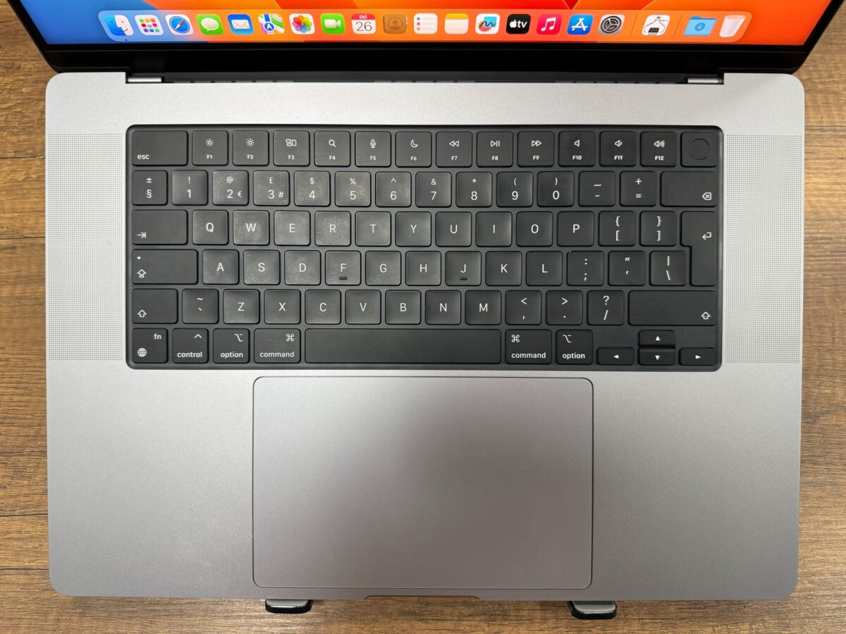 Apple MacBook M2 Pro 16GB RAM 1TB SSD 16.2” Uzay Grisi Notebook (İKİNCİ EL) - Görsel 2