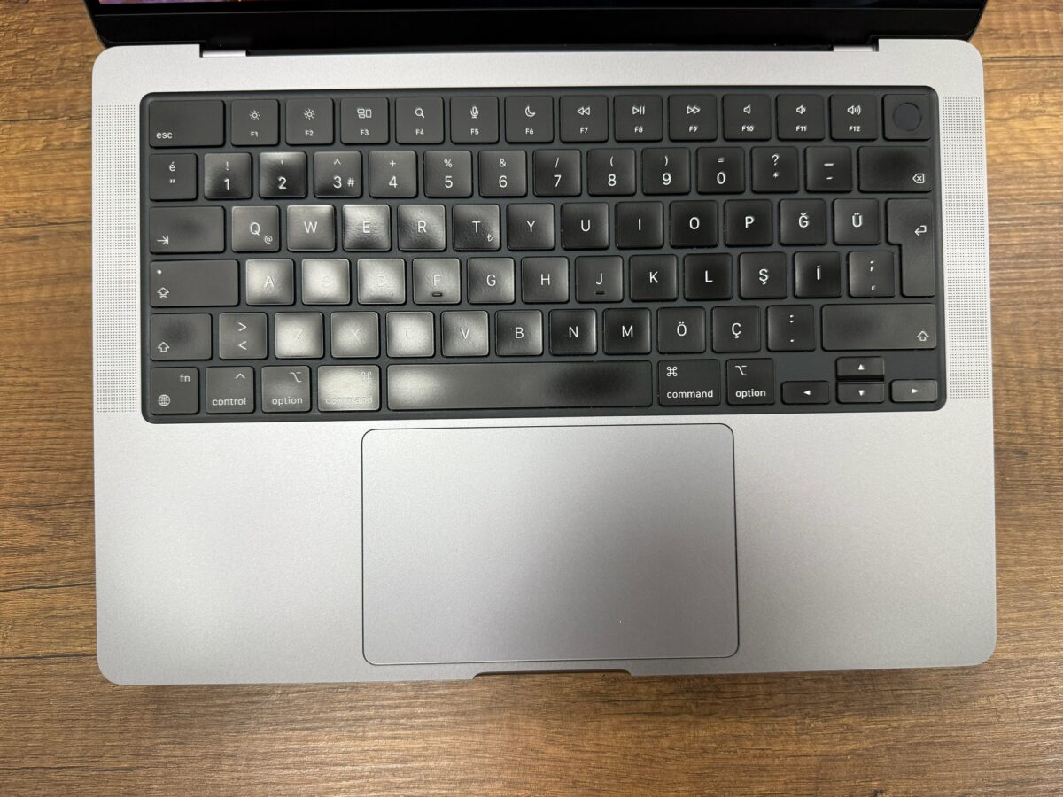 Apple Macbook Pro M3 16GB RAM 512GB SSD 14" Uzay Grisi Notebook (İKİNCİ EL) - Görsel 2