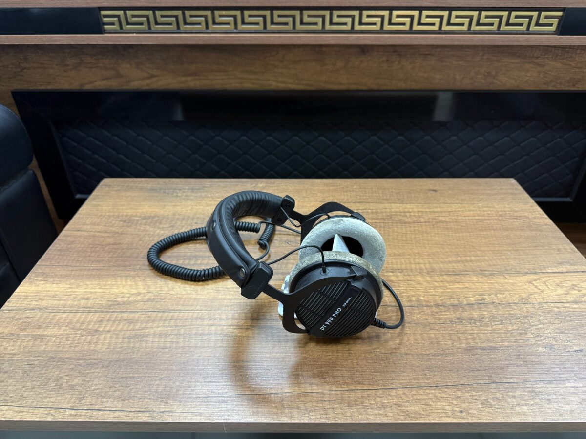 Beyerdynamic DT 990 PRO 250 OHM Siyah Renk Kulak Üstü Stüdyo Kulaklığı (İKİNCİ EL) - Görsel 4